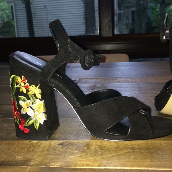 Soft Velvety Wedges - Picture 2 of 3